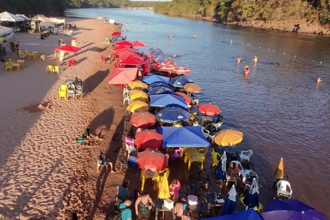 Em plena segunda feira na praia do Bosque. Até parece ser no final de semana em Barra do Garças MT