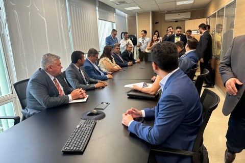 *Em Brasília, ministro garante a Adilson conclusão do Residencial Carvalho e início da drenagem no bairro Cristino Cortes*