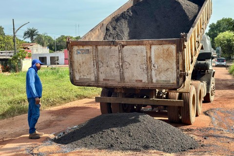 Segunda-feira de manutenção urbana em Barra do Garças! 🕳️🚜  Nesta segunda-feira (17/03), as equipes da Secretaria Municipal de Infraestrutura e Serviços estão realizando a operação tapa-buracos na Avenida Perimetral. Com o tempo firme, o trabalho avança para melhorar a trafegabilidade e garantir mais segurança nas vias da cidade. 👷🏽‍♂️🛣️