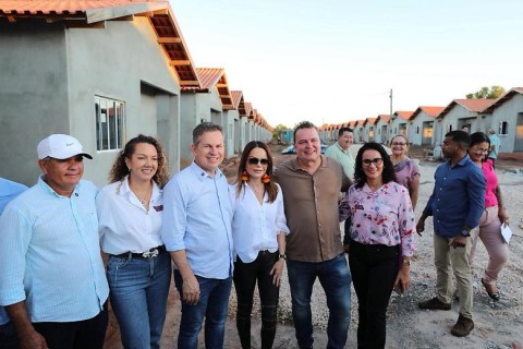 A primeira-dama de Mato Grosso, Virginia Mendes, idealizadora do programa SER Família Habitação, e o governador Mauro Mendes visitaram, nesta quinta-feira (22), as obras de construção de 50 unidades habitacionais no município de Pontal do Araguaia. A agenda contou com a presença do prefeito Adelcino Lopo