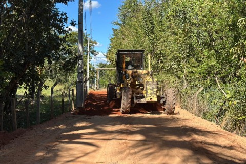 *Prefeitura de Barra do Garças inicia nivelamento e terraplanagem da estrada de acesso ao Lar dos Idosos*