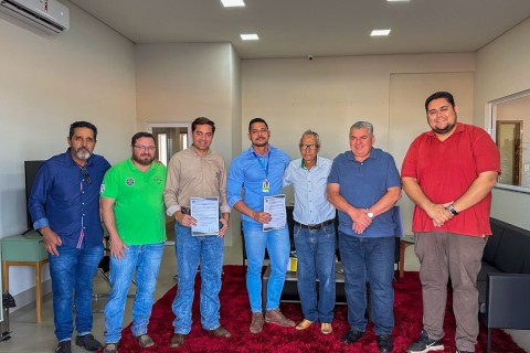 *Prefeitura de Barra do Garças entrega alvará de funcionamento para um dos maiores confinamentos do Vale do Araguaia* 📋🤝