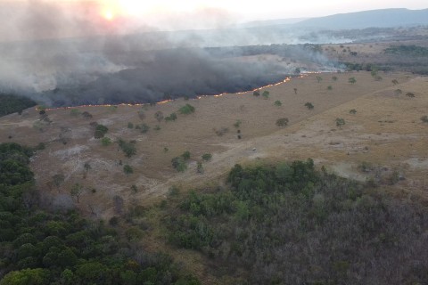 JP mostra as queimadas em Barra do Garças e fala com oficial do Bombeiros sobre as queimadas