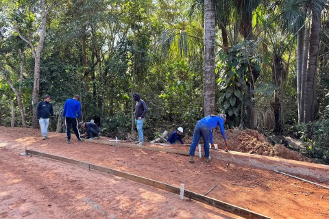 *Prefeitura de Barra do Garças inicia pavimentação de concreto na estrada de acesso ao Lar dos Idosos* 🚧👷🏾‍♂️🛣️