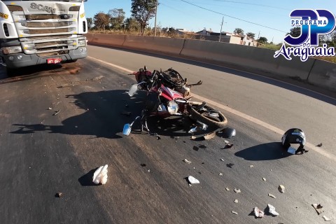Piloto de moto transtornado tenta se suicídio contra própria vida se jogando  frente de uma carreta