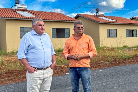 *Prefeito Dr. Adilson visita obras do Residencial Carvalho, que alcançam 73% de execução*
