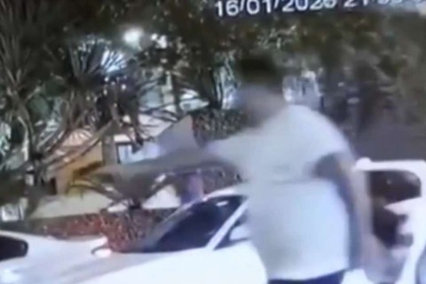 Médico mata a tiros colegas durante discussão em frente a restaurante em Alphaville, na Grande SP Caso ocorreu na noite desta sexta-feira, 16, em Barueri (SP); médico foi preso em flagrante  Por: Redação Terra 17 jan 2026 - 14h15 Compartilhar Exibir comentários  Resumo Médico é preso em flagrante após matar dois colegas a tiros durante discussão em