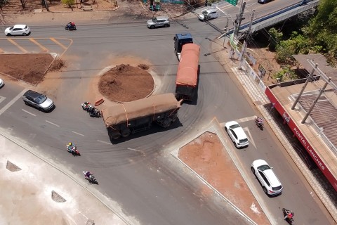 Veja a movimentação de veiculos na rotatoria de Pontal do Araguaia.