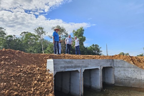 *Prefeito Dr. Adilson Gonçalves vistoria obras de recuperação de estradas em Barra do Garças* 🚜🌾🚧