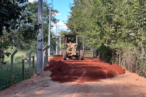 *Prefeitura de Barra do Garças inicia nivelamento e terraplanagem da estrada de acesso ao Lar dos Idosos* 🚧🚜🛣️