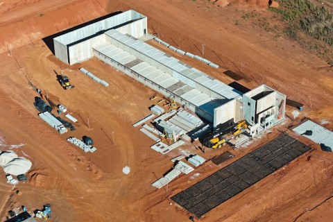*Asfalto na Serra do Roncador avança e ultrapassa 85% de execução*  🛣️🏞️🚧🚜📈 _