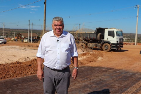 *Prefeito Dr. Adilson vistoria obras de pavimentação no Residencial Carvalho em Barra do Garças* 🏗🚧✅