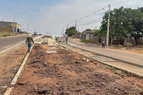 *Obras de construção de calçadas continuam avançando em importantes avenidas de Barra do Garças*